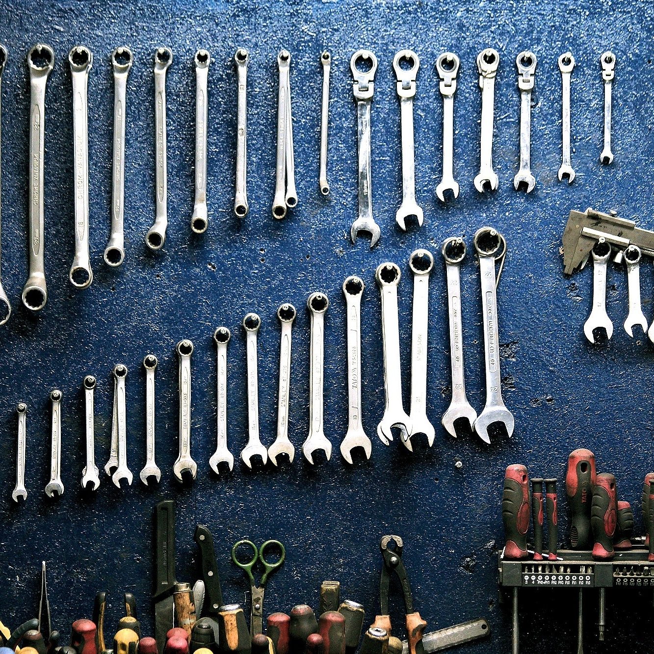 garage-hanging-mechanic-162553 garage-hanging-mechanic-162553